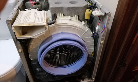 Разбирает корпус 